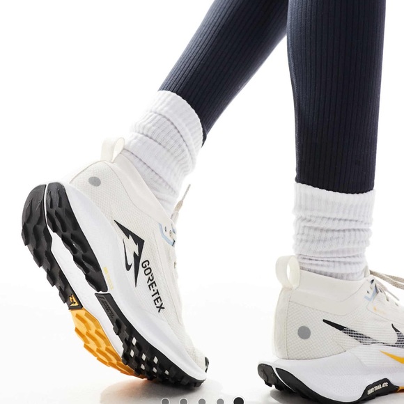 Women’s Nike Sneakers Size 11 - Picture 5 of 5